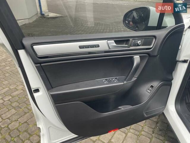 Білий Фольксваген Туарег, об'ємом двигуна 2.97 л та пробігом 228 тис. км за 23900 $, фото 12 на Automoto.ua