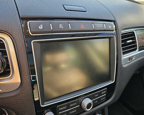 Белый Фольксваген Туарег, объемом двигателя 3 л и пробегом 260 тыс. км за 26000 $, фото 26 на Automoto.ua