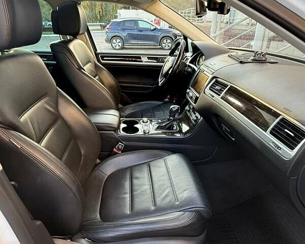 Белый Фольксваген Туарег, объемом двигателя 2.97 л и пробегом 145 тыс. км за 31500 $, фото 19 на Automoto.ua