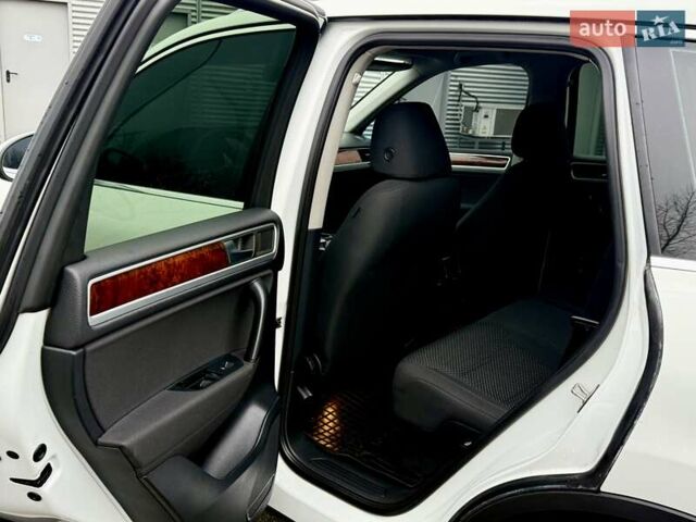 Белый Фольксваген Туарег, объемом двигателя 2.97 л и пробегом 290 тыс. км за 15900 $, фото 21 на Automoto.ua