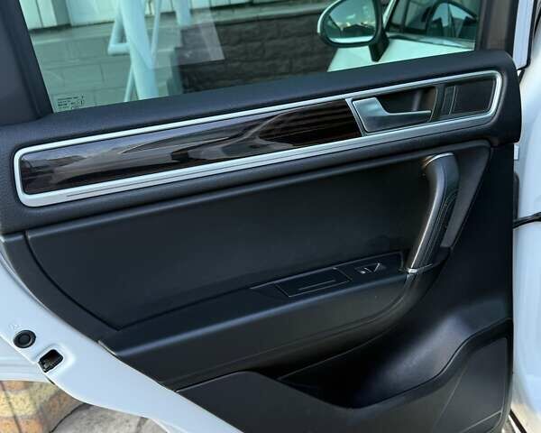 Белый Фольксваген Туарег, объемом двигателя 2.97 л и пробегом 145 тыс. км за 31500 $, фото 14 на Automoto.ua