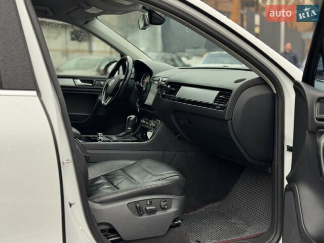 Белый Фольксваген Туарег, объемом двигателя 2.97 л и пробегом 248 тыс. км за 18000 $, фото 56 на Automoto.ua