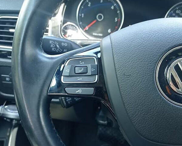 Белый Фольксваген Туарег, объемом двигателя 3 л и пробегом 140 тыс. км за 18600 $, фото 5 на Automoto.ua