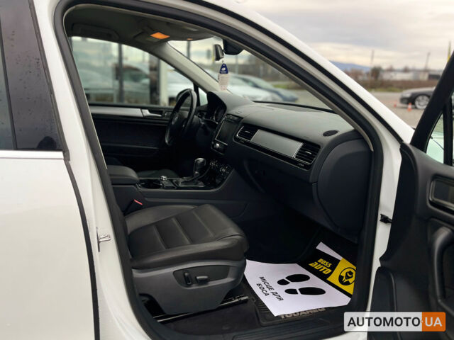 Білий Фольксваген Туарег, об'ємом двигуна 3 л та пробігом 283 тис. км за 20800 $, фото 27 на Automoto.ua