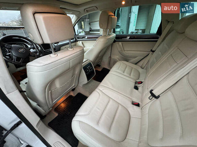 Белый Фольксваген Туарег, объемом двигателя 2.97 л и пробегом 278 тыс. км за 26800 $, фото 29 на Automoto.ua