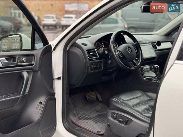 Белый Фольксваген Туарег, объемом двигателя 2.97 л и пробегом 248 тыс. км за 18000 $, фото 21 на Automoto.ua