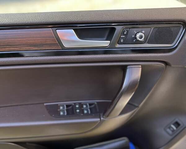 Белый Фольксваген Туарег, объемом двигателя 2.97 л и пробегом 295 тыс. км за 21500 $, фото 4 на Automoto.ua