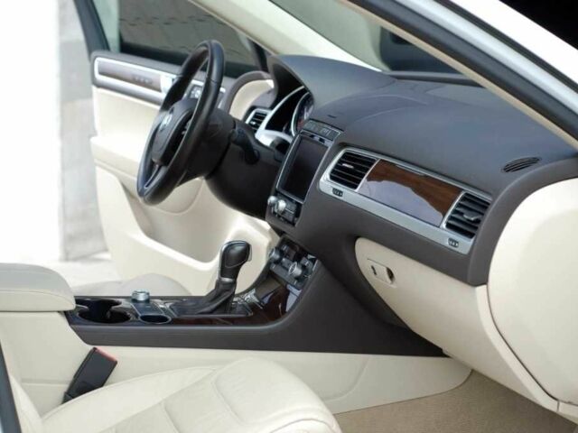 Белый Фольксваген Туарег, объемом двигателя 3 л и пробегом 103 тыс. км за 11900 $, фото 7 на Automoto.ua