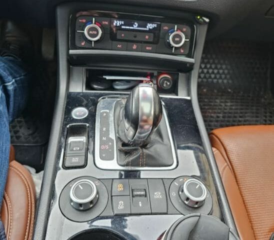 Белый Фольксваген Туарег, объемом двигателя 3 л и пробегом 154 тыс. км за 12500 $, фото 12 на Automoto.ua