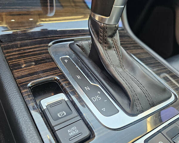 Белый Фольксваген Туарег, объемом двигателя 3 л и пробегом 260 тыс. км за 26000 $, фото 23 на Automoto.ua