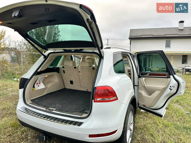 Белый Фольксваген Туарег, объемом двигателя 3 л и пробегом 236 тыс. км за 22000 $, фото 16 на Automoto.ua