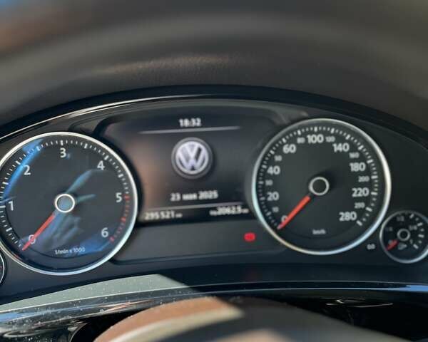 Белый Фольксваген Туарег, объемом двигателя 2.97 л и пробегом 295 тыс. км за 21500 $, фото 3 на Automoto.ua