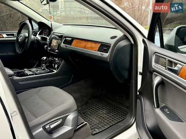 Белый Фольксваген Туарег, объемом двигателя 2.97 л и пробегом 290 тыс. км за 15900 $, фото 17 на Automoto.ua