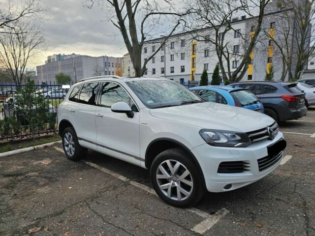 Белый Фольксваген Туарег, объемом двигателя 3 л и пробегом 154 тыс. км за 12500 $, фото 1 на Automoto.ua