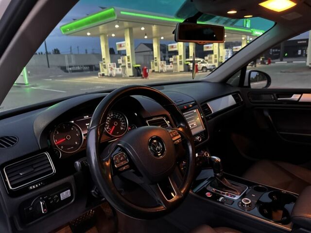 Белый Фольксваген Туарег, объемом двигателя 3 л и пробегом 266 тыс. км за 17000 $, фото 20 на Automoto.ua