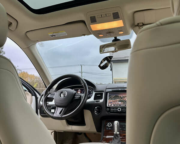 Белый Фольксваген Туарег, объемом двигателя 3 л и пробегом 236 тыс. км за 22000 $, фото 24 на Automoto.ua