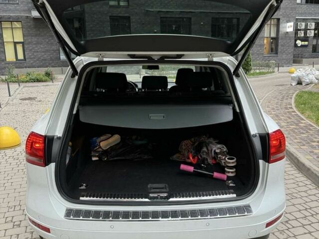 Белый Фольксваген Туарег, объемом двигателя 3 л и пробегом 291 тыс. км за 15900 $, фото 16 на Automoto.ua