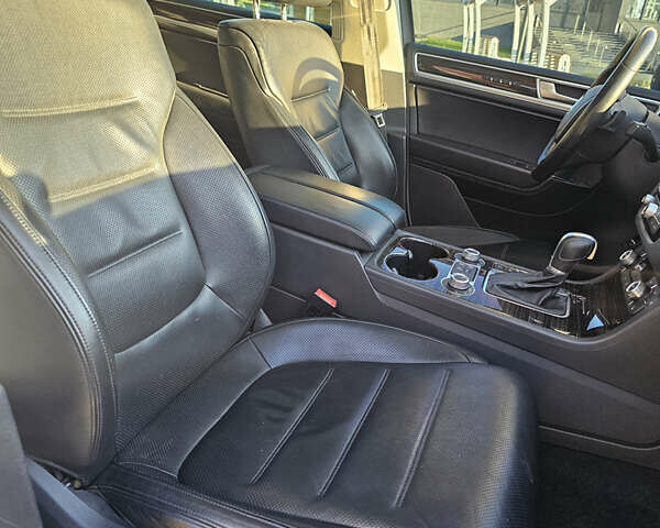 Белый Фольксваген Туарег, объемом двигателя 3 л и пробегом 260 тыс. км за 26000 $, фото 30 на Automoto.ua