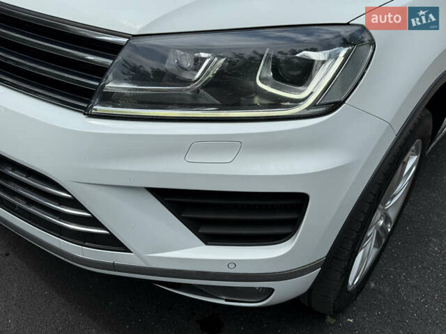 Білий Фольксваген Туарег, об'ємом двигуна 3 л та пробігом 215 тис. км за 25800 $, фото 6 на Automoto.ua