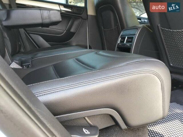 Білий Фольксваген Туарег, об'ємом двигуна 3 л та пробігом 241 тис. км за 21800 $, фото 21 на Automoto.ua