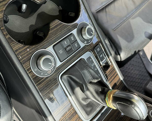 Білий Фольксваген Туарег, об'ємом двигуна 3 л та пробігом 215 тис. км за 25800 $, фото 20 на Automoto.ua