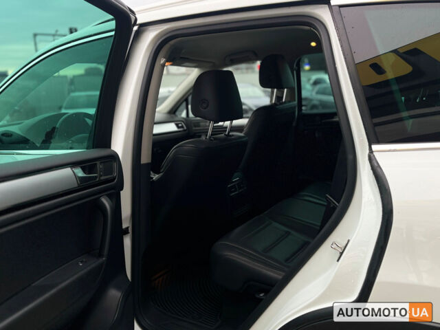 Білий Фольксваген Туарег, об'ємом двигуна 3 л та пробігом 283 тис. км за 20800 $, фото 28 на Automoto.ua