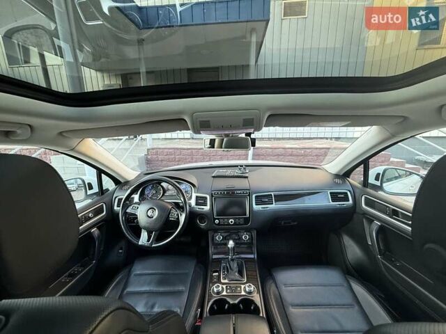 Белый Фольксваген Туарег, объемом двигателя 2.97 л и пробегом 145 тыс. км за 31500 $, фото 28 на Automoto.ua