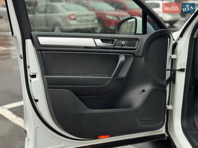 Белый Фольксваген Туарег, объемом двигателя 2.97 л и пробегом 248 тыс. км за 18000 $, фото 22 на Automoto.ua