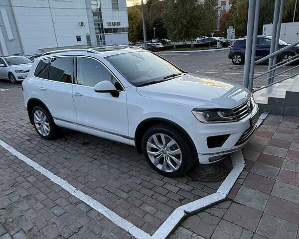 Белый Фольксваген Туарег, объемом двигателя 2.97 л и пробегом 145 тыс. км за 31500 $, фото 3 на Automoto.ua