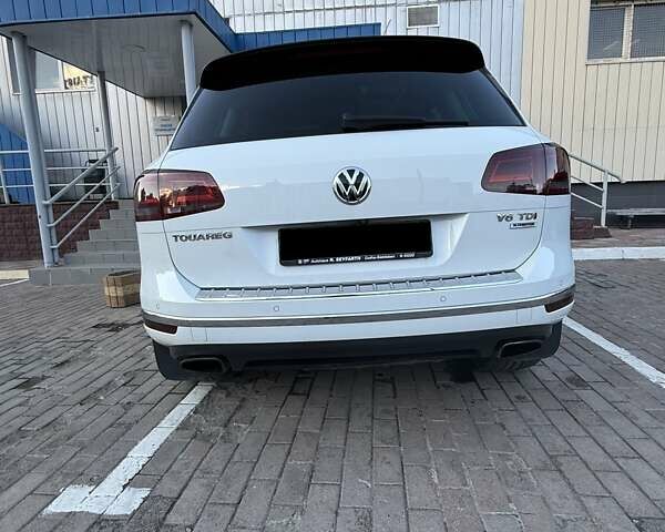 Белый Фольксваген Туарег, объемом двигателя 2.97 л и пробегом 145 тыс. км за 31500 $, фото 9 на Automoto.ua