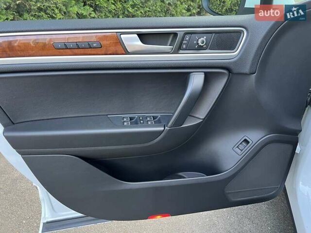 Белый Фольксваген Туарег, объемом двигателя 3 л и пробегом 290 тыс. км за 19900 $, фото 10 на Automoto.ua