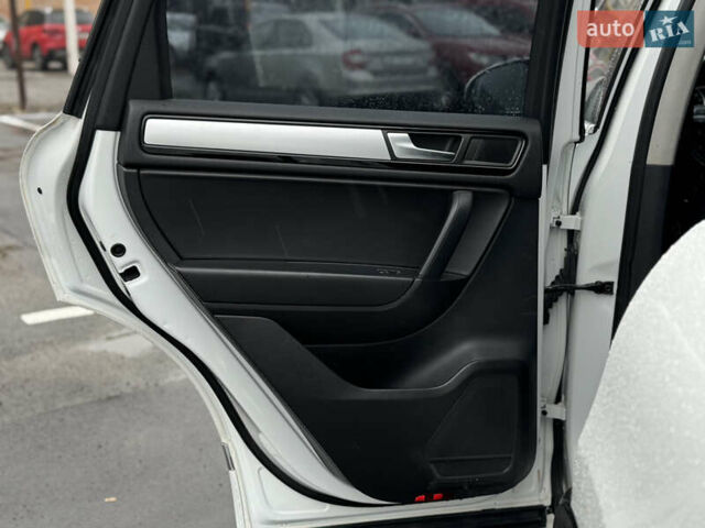 Белый Фольксваген Туарег, объемом двигателя 2.97 л и пробегом 248 тыс. км за 18000 $, фото 44 на Automoto.ua