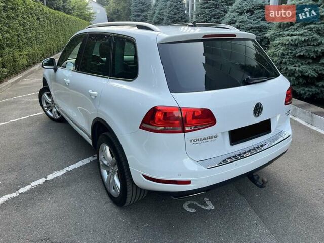 Белый Фольксваген Туарег, объемом двигателя 3 л и пробегом 290 тыс. км за 19900 $, фото 3 на Automoto.ua