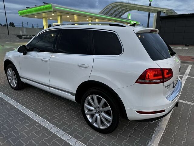 Белый Фольксваген Туарег, объемом двигателя 3 л и пробегом 266 тыс. км за 17000 $, фото 3 на Automoto.ua