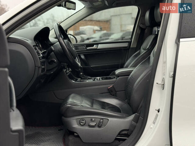 Белый Фольксваген Туарег, объемом двигателя 2.97 л и пробегом 248 тыс. км за 18000 $, фото 28 на Automoto.ua