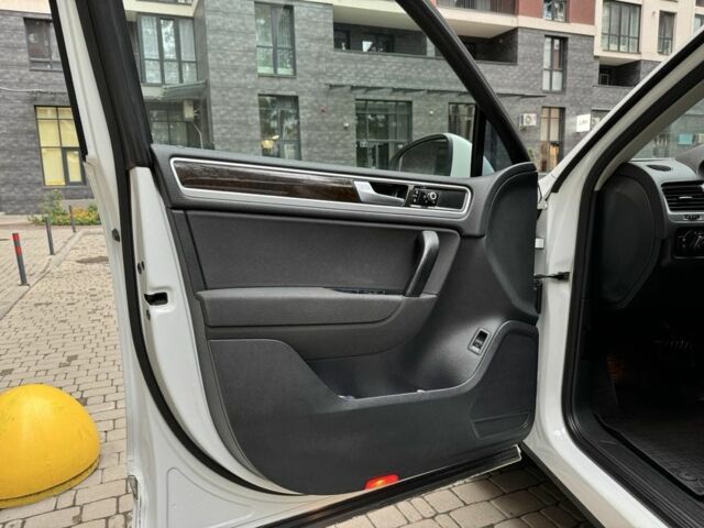 Белый Фольксваген Туарег, объемом двигателя 3 л и пробегом 291 тыс. км за 15900 $, фото 8 на Automoto.ua