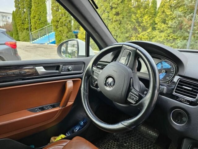 Белый Фольксваген Туарег, объемом двигателя 3 л и пробегом 154 тыс. км за 12500 $, фото 5 на Automoto.ua