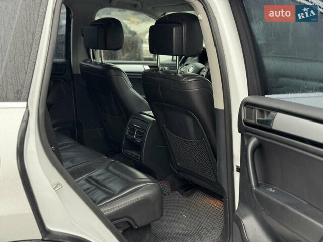 Белый Фольксваген Туарег, объемом двигателя 2.97 л и пробегом 248 тыс. км за 18000 $, фото 54 на Automoto.ua