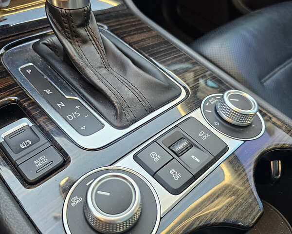 Белый Фольксваген Туарег, объемом двигателя 3 л и пробегом 260 тыс. км за 26000 $, фото 24 на Automoto.ua