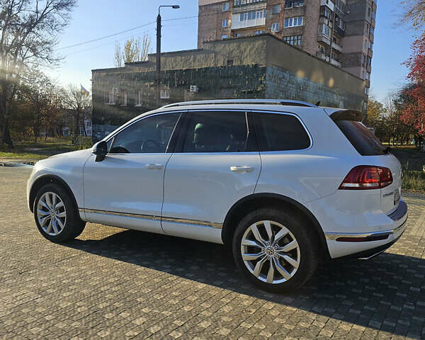 Белый Фольксваген Туарег, объемом двигателя 3 л и пробегом 260 тыс. км за 26000 $, фото 5 на Automoto.ua