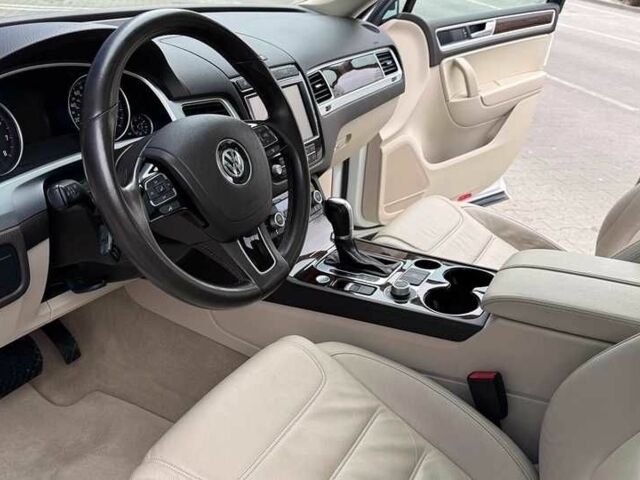 Белый Фольксваген Туарег, объемом двигателя 3 л и пробегом 103 тыс. км за 11900 $, фото 6 на Automoto.ua