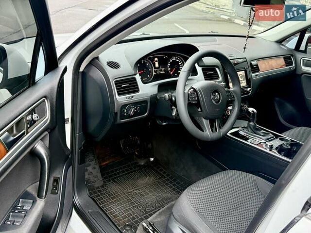 Белый Фольксваген Туарег, объемом двигателя 2.97 л и пробегом 290 тыс. км за 15900 $, фото 25 на Automoto.ua