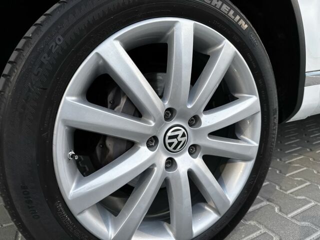 Белый Фольксваген Туарег, объемом двигателя 3 л и пробегом 266 тыс. км за 17000 $, фото 12 на Automoto.ua