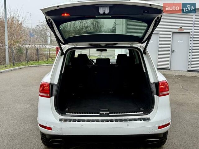 Белый Фольксваген Туарег, объемом двигателя 2.97 л и пробегом 290 тыс. км за 15900 $, фото 13 на Automoto.ua