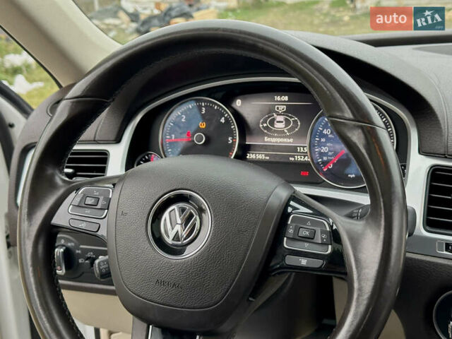 Белый Фольксваген Туарег, объемом двигателя 3 л и пробегом 236 тыс. км за 22000 $, фото 27 на Automoto.ua