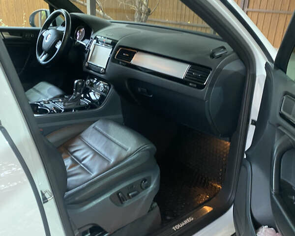 Білий Фольксваген Туарег, об'ємом двигуна 2.97 л та пробігом 165 тис. км за 23800 $, фото 6 на Automoto.ua