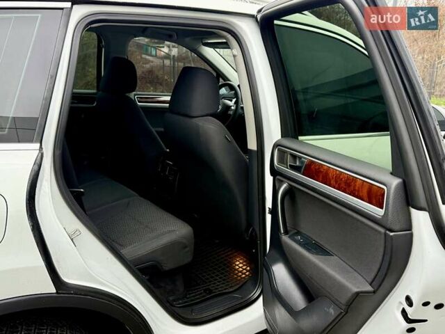 Белый Фольксваген Туарег, объемом двигателя 2.97 л и пробегом 290 тыс. км за 15900 $, фото 19 на Automoto.ua