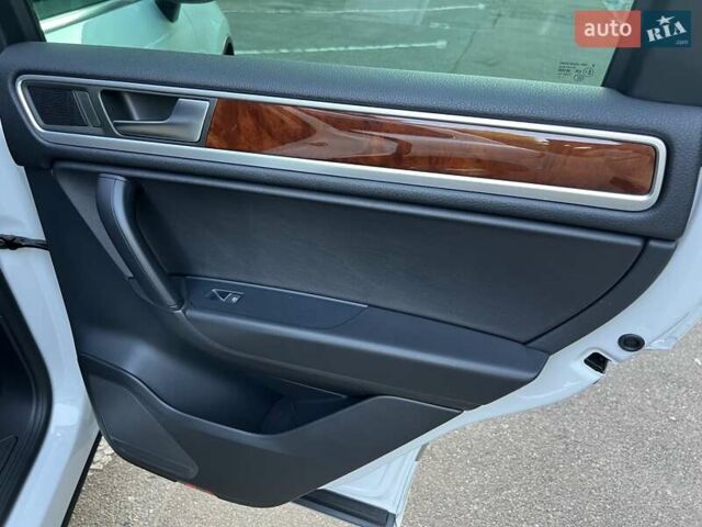 Белый Фольксваген Туарег, объемом двигателя 3 л и пробегом 290 тыс. км за 19900 $, фото 19 на Automoto.ua