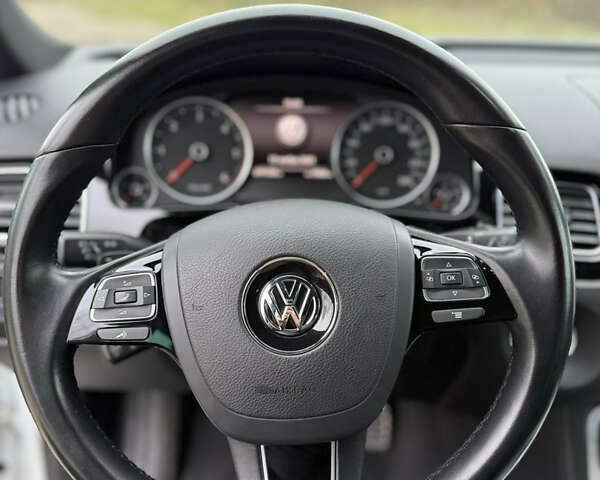 Белый Фольксваген Туарег, объемом двигателя 3 л и пробегом 279 тыс. км за 22999 $, фото 18 на Automoto.ua