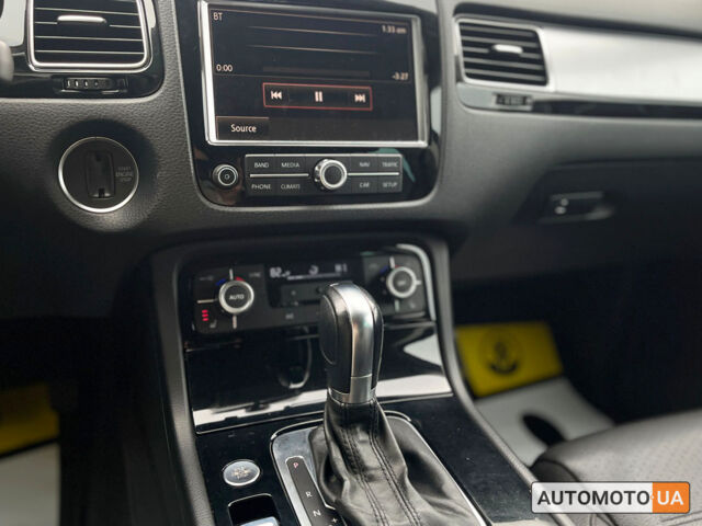 Білий Фольксваген Туарег, об'ємом двигуна 3 л та пробігом 283 тис. км за 20800 $, фото 23 на Automoto.ua